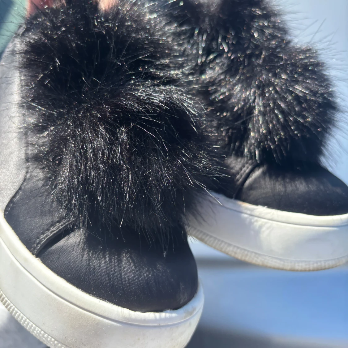 Svarta sneakers med pälsdetalj från Steve Madden - 4