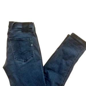 Replay Anbass Hyperflex - | Snygga svart/gråa Replay Jeans | 9/10 skick | Hyperflex | Nypris 1700:- | Storlek 28/32 | Hör av er vid funderingar |
