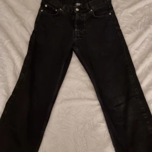 Svarta jeans från Sweet Skateboarding Company - Säljer ett par svarta jeans från Sweet Skateboarding Company. Rak passform och sälj eftersom de ej används längre. Ord. Pris 700kr