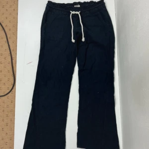 Roxy linne byxor  - Svarta Roxy linne byxor i storlek xs innerbenslängden är 70