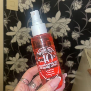 Sol de janerio Brazilian Crush Cheirosa 40 - En doftmist från Sol de Janeiro med en härlig doft av svart bärnsten och vaniljträ. Flaskan är i en livlig orange färg med en vit spraykork. Perfekt för att ge en exotisk touch till din dagliga rutin. Bara använd nån gång men jag gillade inte doften❤️🌺