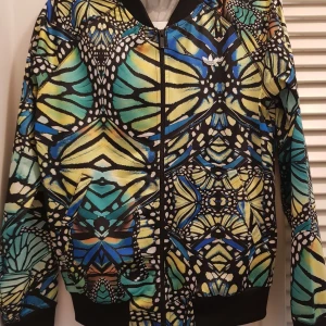 Adidas tröja  - Som ny och perfekt till våren. 