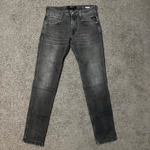 Replay Anbass Jeans - Tja säljer nu ett par Replay Anbass jeans i storlek W30 för endast 459kr! Pris är ej hugget i sten, hör av er i dm vid funderingar 🙌