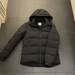 J.Lindeberg Barry 67 dunjacka - Riktigt snygg J.Lindeberg jacka säljes, skick som nytt. Köpt för ca 3500 kr, köp för endast 1799 kr. Storlek M.