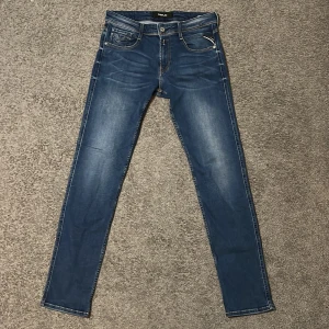 Replay Anbass Jeans - Tja säljer nu ett par Replay Anbass jeans i storlek W30 för endast 399kr! Pris är ej hugget i sten, hör av er i dm vid funderingar 🙌