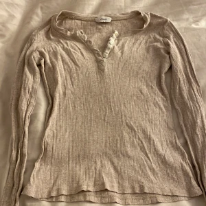 Beige/rosa topp från Etam - Söt beige/rosa topp från Etam med mönster och knappar. Vet ej vilken storlek men passar mig som har xs/s. 💗