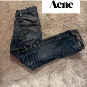 Acne jeans - Tja säljer blå acne jeans med en fade som är perfekt. Passformen på dessa är slim/regular. Dessa är storlek 29/32 men sitter mindre i midjan! Hör av er vid frågor!