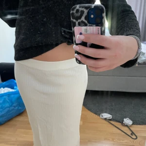 Vit ribbad kjol från Gina Tricot - Säljer en stilren vit ribbad kjol från Gina Tricot 💞 Kjolen har en tight passform och är perfekt för både vardag och fest. Den är enkel att matcha med olika toppar och accessoarer 💞