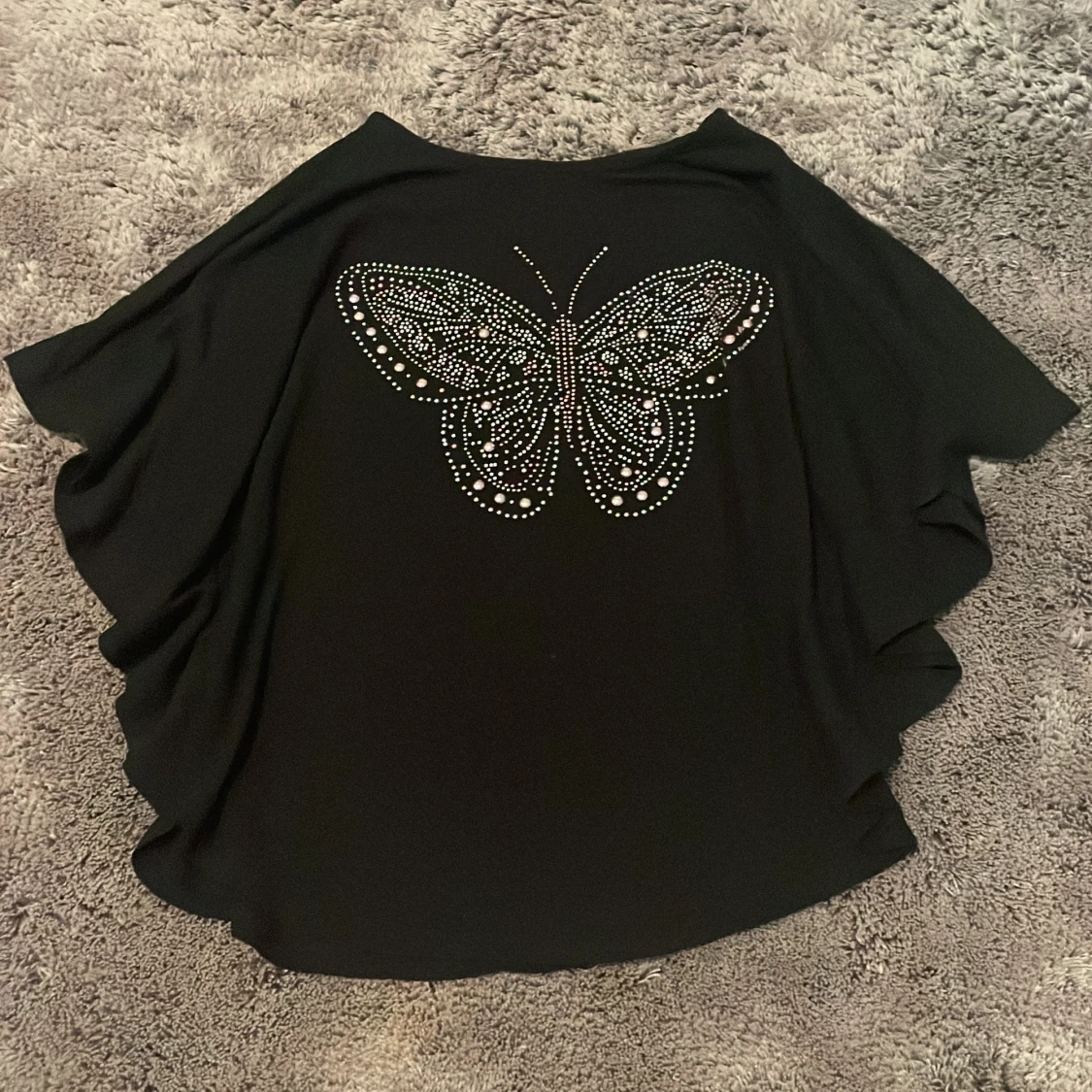 Svart topp med fjärilsdetalj - 1