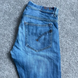 Dondup jeans - Dondup jeans i modellen ritchie som är slim fit. Jeansen är i mycket bra skick och är ljusblåa.     Skicka gärna om ni har prisförslag eller andra frågor!