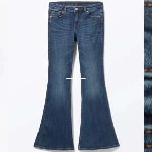 Blå flared jeans - Snygga blå lågmidjade flared jeans💕💕💕 Helt nya och endast testade, hör av er vid fler frågor🫶
