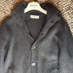 Gran Sasso cardigan  - Snygg grå kofta från Gran Sasso med ribbad krage och knappar framtill. Perfekt för kyligare dagar med sin stilrena design. Liten i storlek 3,999kr ny pris