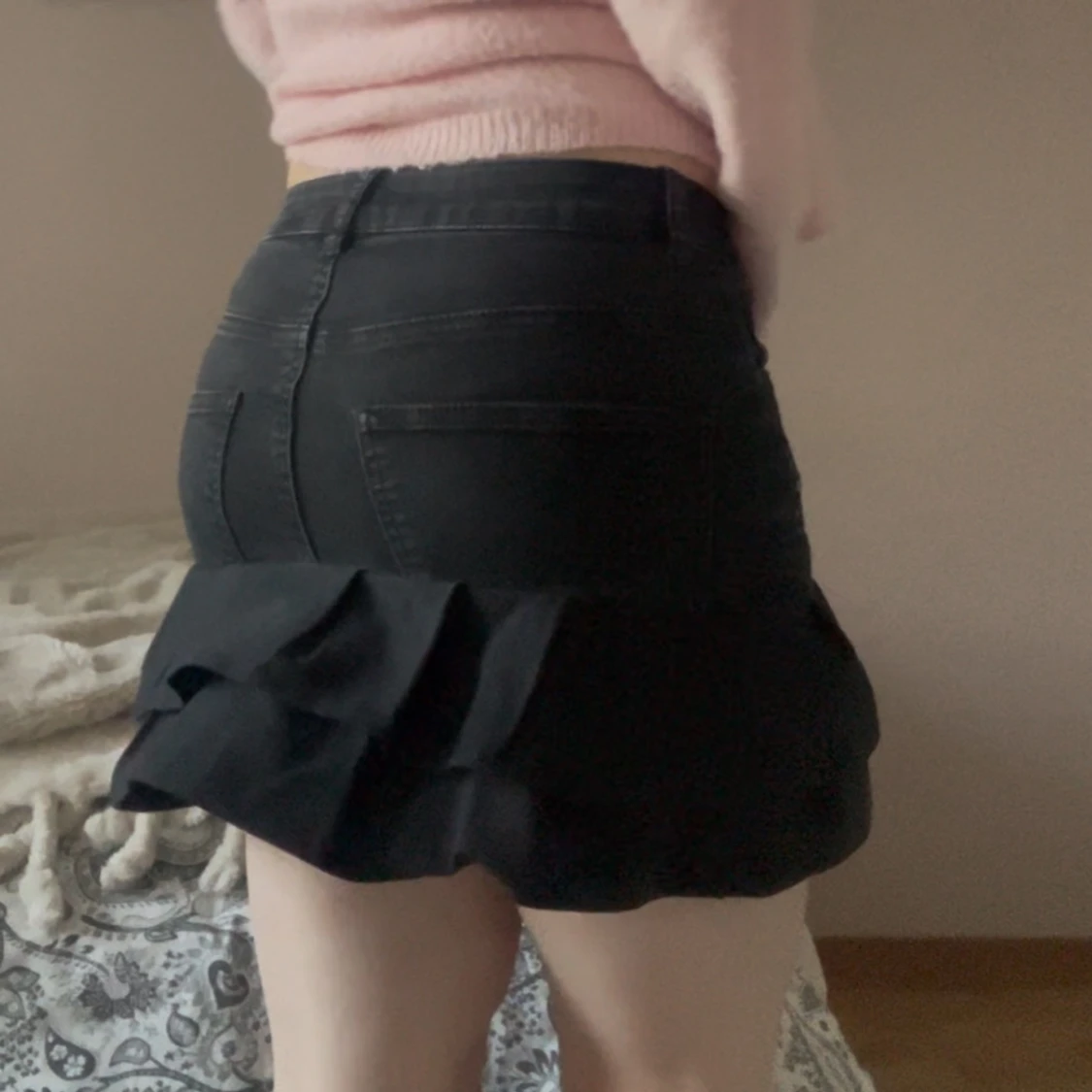 Svart kortkjol med volang och dragkedjor - 3