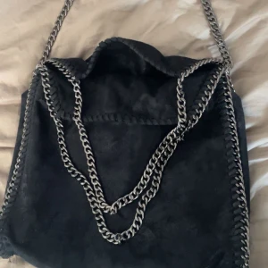 Axelväska med kedja  - Svart glänsande axelväska med kedjor!! Köpt i Spanien 💕 Fint skick🌟 Priset kan diskuteras!!