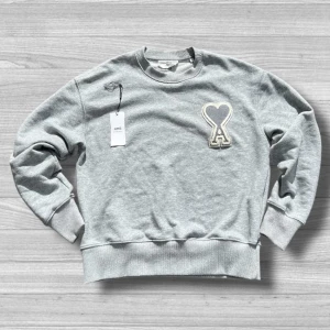Ami sweatshirt - Ami Sweatshirt Grå🩶 Storlek: S Skick: 9/10