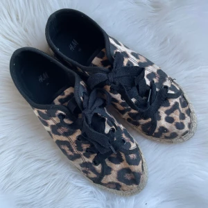 Leopardmönstrade sneakers från H&M - Snygga sneakers med leopardmönster från H&M🫶🏼