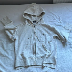 Beige ralph lauren zip up - Mycket bra skick, perfekt att matcha med linnebyxor till sommaren. Säljer den eftersom att den ej passar. Hör av dig om du har frågor eller funderingar!