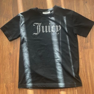 Juicy Couture T-shirt - T-shirten är äkta och oversize 🖤