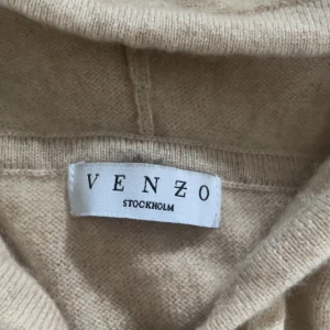 Beige hoodie från Venzo Stockholm - Säljer en stilren beige hoodie från Venzo Stockholm. Tröjan är Kashmir, och rekommenderar att tvättas i låg hastighet samt låg värme. Stilren hoodie och funkar till mycket!