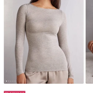 Beige intimissimi tröja - Snygg och stilren beige intimissimi topp med en tight passform. Perfekt för lager-på-lager eller att bära som den är. Enkel design som passar till många olika outfits.🩷