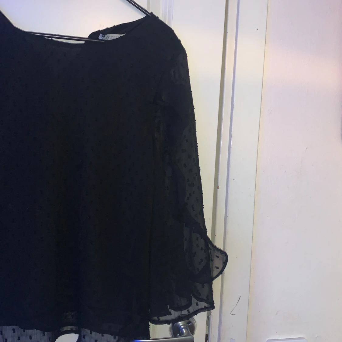 Svart blus med prickigt mönster - 3