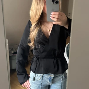 Fin blus  - Fin omlott blus från bikbok, knappt använd❤️