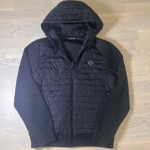 J.lindberg cardigan med luva  - Mycket fint skick | Size M | modell 182 71 kg | Följare får 100 kr rabbat | fraktar spårbart inom 24 timmar med PostNord eller instabox | 