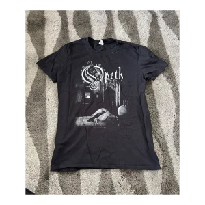 Opeth T-shirt, strl S - Opeth merch, lite använd. Storlek S, men sitter som XS/S. Defekter: Minimalt sprucket tryck, knappt märkbart. SAMFRAKTAR om du köper flera varor samtidigt! 📦