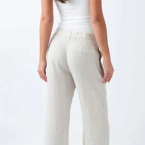 Vita  linnebyxor - Säljer ett par kritt vita linne byxor från Gina, aldrig använda då dem var för stora, prislappen drog jag dock av då jag trodde de skulle komma till användning men de gjorde dem inte. Storlek S, skriv om ni har några funderingar! Perfekta nu till sommaren☀️☀️☀️