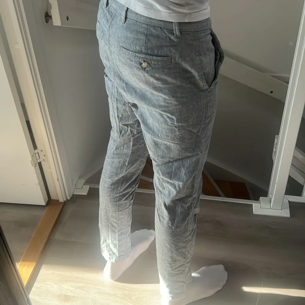 Snygga grå chinos från Jack & Jones med en klassisk design. Byxorna har en slimad passform, storlek W29 L32. Mycket bra skick. Modellen är 183 cm lång. Hör gärna av er om frågor. . Farkut & Housut.