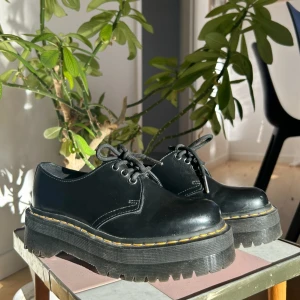 Dr. Martens 1461 QUAD - Säljer ett par klassiska svarta Dr. Martens 1461 QUAD, original pris 2200kr. De är i ankel höjd och har en platåsula. Jag säljer dessa eftersom de har tyvärr blivit för små. Fråga för fler bilder!💗