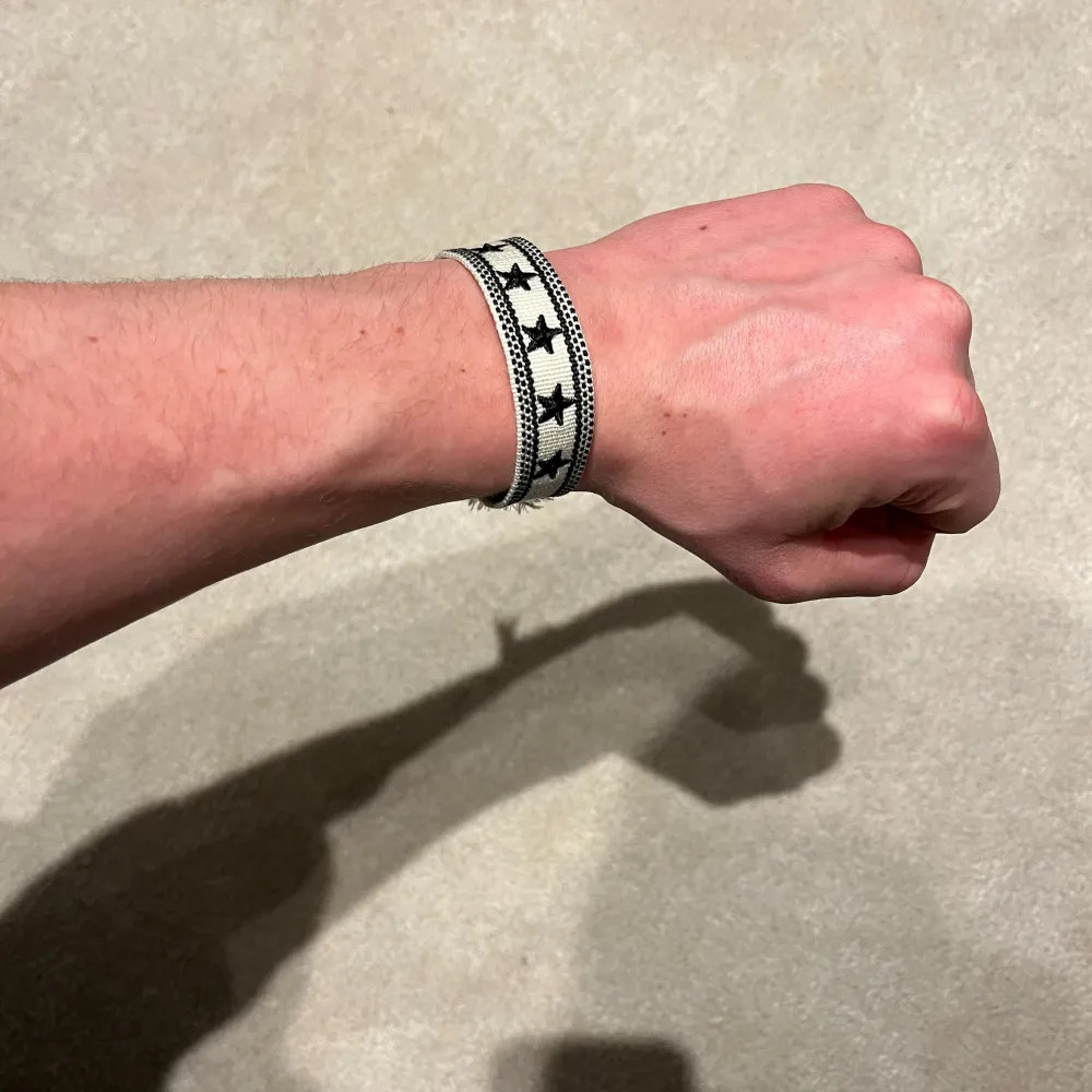 Snyggt svartvitt armband med stjärnmönster. Liknar det sjukt snygga dior armbandet. Vid minsta fråga eller fundering hör av er🤝. Asusteet.