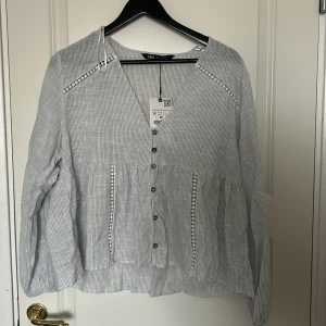 Randig gullig topp från Zara - Gullig sommar topp från Zara i storlek M, har inte kommit till användning 
