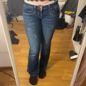Lågmidjade bootcut LTB jeans  - Säljer nu mina LTB jeans då dom inte kommer till användning pga att dom tyvärr är för korta för mig! Dom är lågmidjade bootcut i super bra skick! Fina bakfickor🥰  Dom är i strl xs/34 Midjemåttet är 37 cm och innerbenslängden är 73cm  Skriv till mig om du har någon fråga!💗 