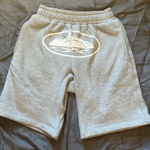  corteiz shorts - Corteiz shorts|Storlek: S passar M|Skick: 10/10|Tillbehör: Endast shortsen |Nypris:1 920kr|Hör av er för ev frågor och bilder✔️. Priset kan diskuteras vid snabb affär!📋 Inga byten!