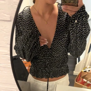 Prickig blus  - Säljer denna jättefina pricka blusen som är köpt här på Plick❤️lånade bilder, bara att skriva för fler bilder! 
