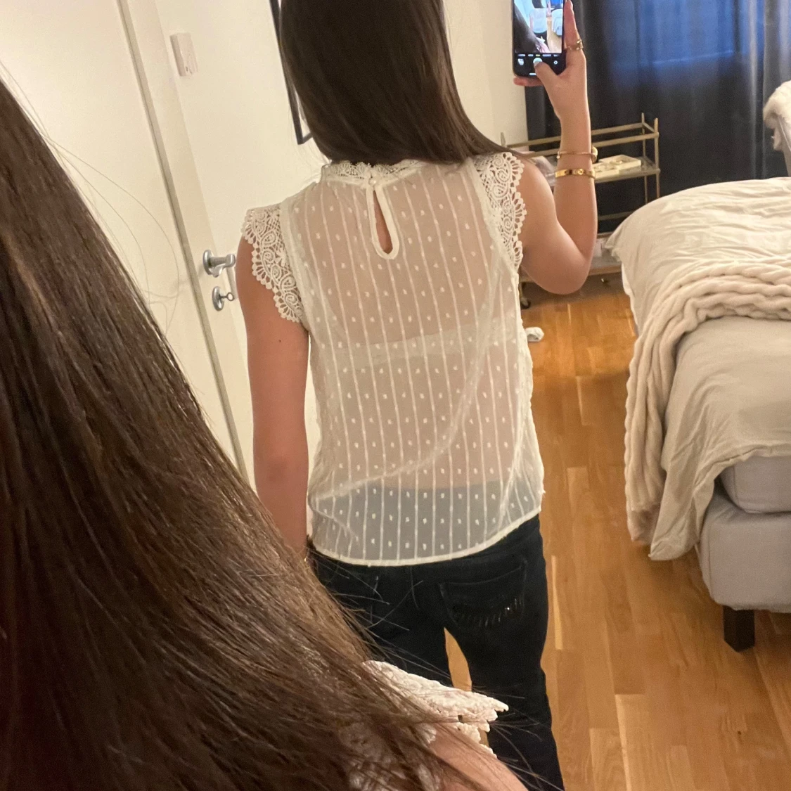 Vit blus med spetsdetaljer - 1