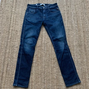 Replay Anbass - ✅ Storlek: [W34 L34] ✅ Färg: [Blå] ✅ Skick: [9/10]✅ Nypris: [1400 kr] ✅ 