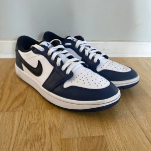Nike Air Jordan 1 low golf  - Snygga Nike Air Jordan 1 low golf i en klassisk blå och vit färgkombination. Väldigt bra skick! Perfekta för både stil och komfort.
