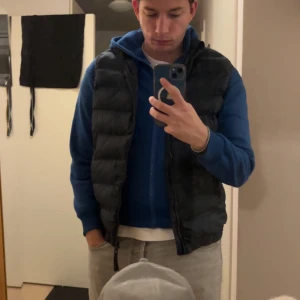 Svart dunväst - Snygg svart dunväst med dragkedja från zara i princip helt ny