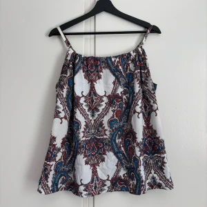 Mönstrad topp - En snygg luftig topp från Svea med ett mönster i rött, blått och vitt. Storlek M och är i bra skick!💕