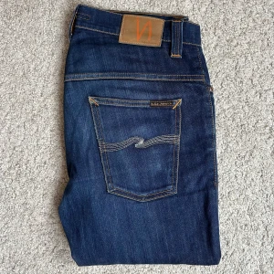 Nudie jeans - Riktigt feta nudie jeans i modellen thin finn, storlek 33/32. Lite använda men i bra skick. Förstärkta mellan benen men märkt inte vid användning. Skriv vid frågor eller om ni vill ha fler bilder!