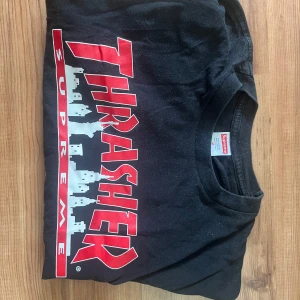 Thrasher x supreme - ‼️ÄKTA‼️2021, använt den väl men inte på år nu. Priset kan diskuteras vid upphämtning eller snabb affär. Kom med frågor eller bud. Kvitto kan visas vid behov. Andra pris: 1000-1500kr mitt pris: 620kr