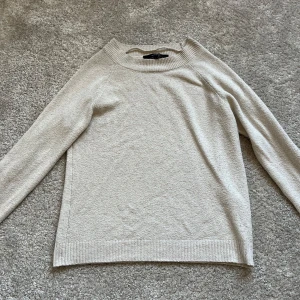 Beige tröja från Vero Moda - Säljer en stilren beige tröja från Vero Moda. Tröjan har en rund halsringning och långa ärmar, perfekt för en avslappnad look. Den är tillverkad i ett mjukt material som känns skönt mot huden. Passar utmärkt till både jeans och kjol💕