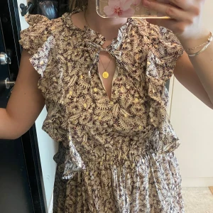 Mönstrad klänning - Gullig klänning från Sofie Schnoor🩷funkar för storlek S/M