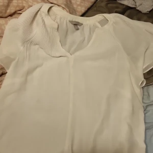 Blus/t-shirt  - En t-shirt som är perfekt för sommaren! Väldigt luftigt material!🍃