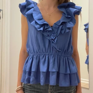 Populär volangtopp - Så fin slutsåld volangtopp från H&M🌸 Storlek 44 på lappen men jag tycker det är mer som strl 38💕 Jag brukar ha S för referens🤗 Nyskick med lappar!