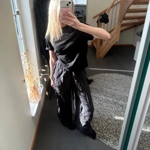 Svarta byxor från Zara - Coola svarta byxor från Zara med en loose passform. Aldrig använda, har fortfarande prislapp kvar. 