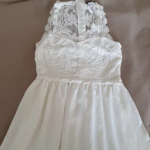 Vit spetsklänning med broderade detaljer - Superfin vit klänning med spets och broderade detaljer. Klänningen är ärmlös och har en elegant design med en lätt och flödande kjol. På riktigt så fin men för liten för mig 😭 Perfekt till skolavslutning, student, examen eller bara sommarens fina dagar! 🤍