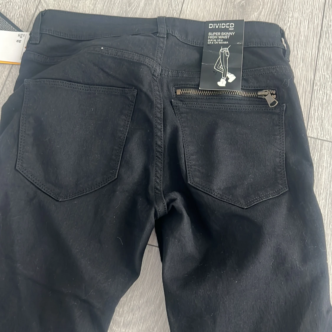 Svarta skinny jeans från Divided - 3